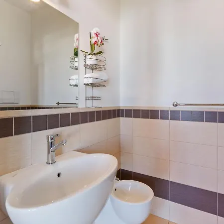 Appealing In Near Seabeach * Torre Melissa
